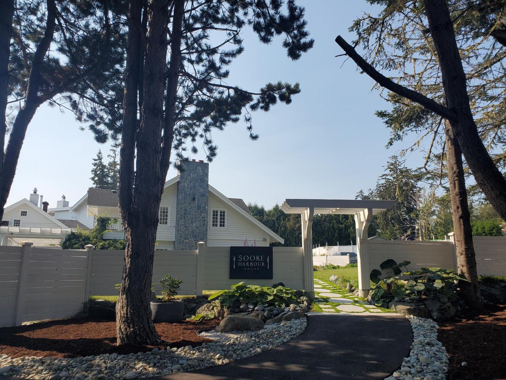 Отель Sooke Harbour House Экстерьер фото